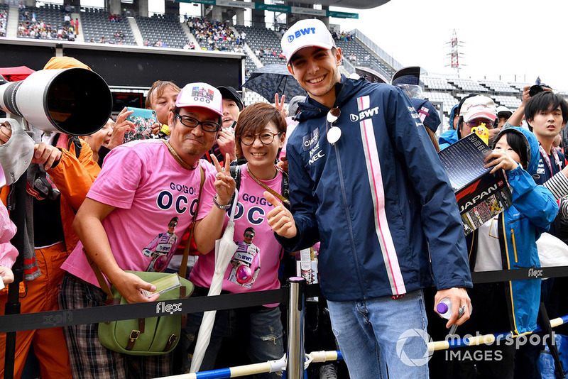 Esteban Ocon, Racing Point Force India F1 Team akes photgraph with fans