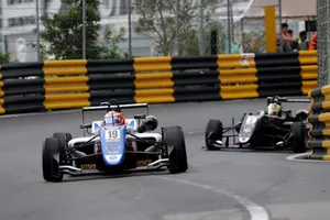 Sacha Fenestraz, Carlin