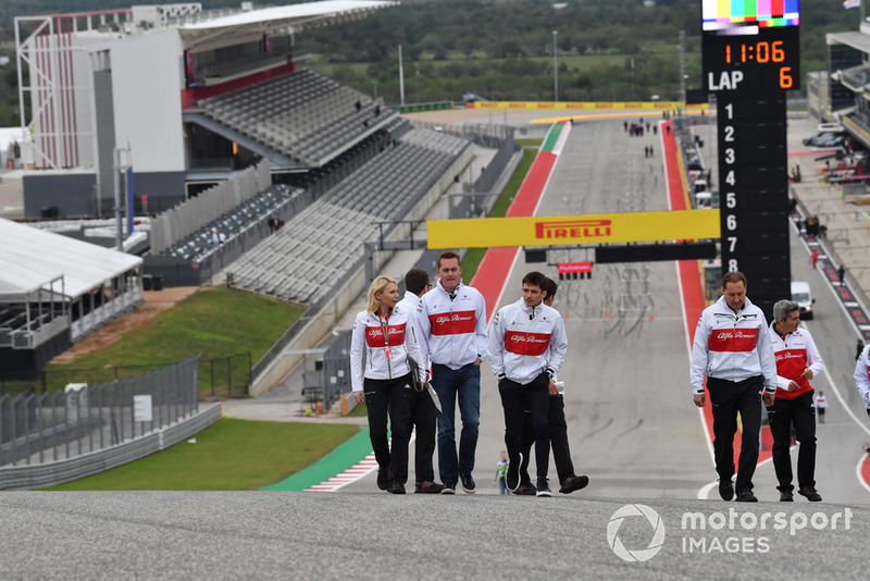 Charles Leclerc, Alfa Romeo Sauber F1 Team parcourt la piste à pied