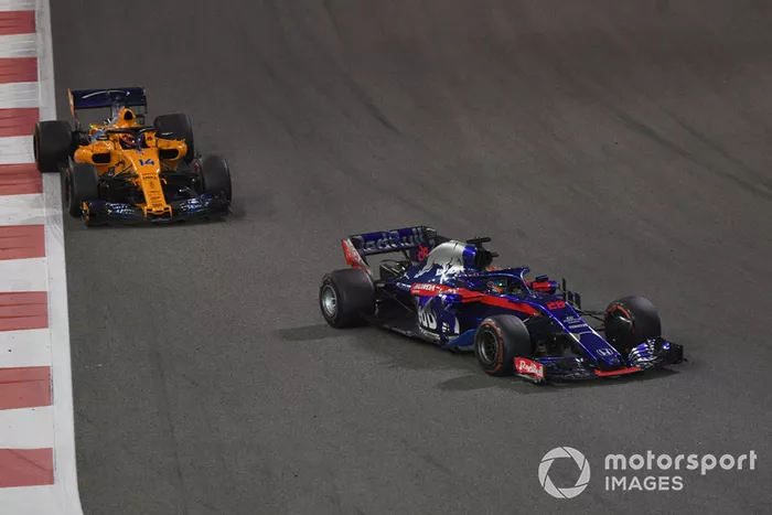 Brendon Hartley, Toro Rosso STR13 y Fernando Alonso, McLaren MCL33 