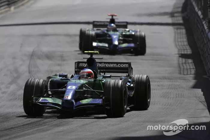 Rubens Barrichello, Honda RA107, devance son coéquipier Jenson Button, Honda RA107