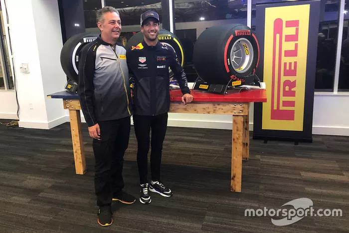 Mario Isola, director deportivo de Pirelli con
Daniel Ricciardo, Red Bull Racing