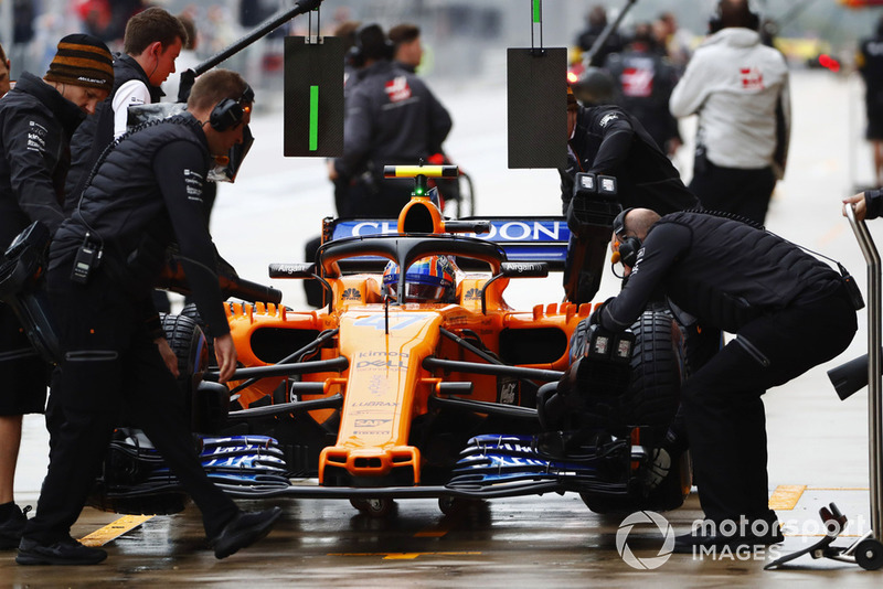 Lando Norris, McLaren MCL33, dans les stands durant les essais