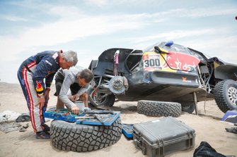 #300 X-Raid Mini JCW Team: Carlos Sainz après son accident
