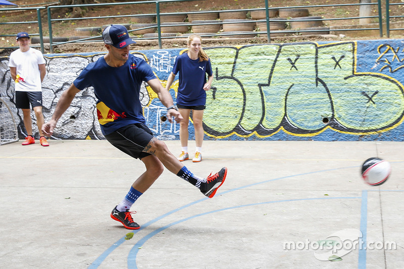 Max Verstappen y Daniel Ricciardo, Red Bull Racing juegan Futsal en Brasil
