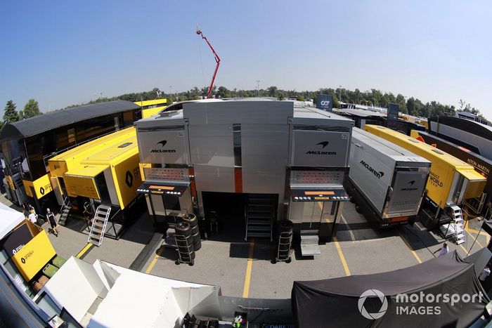 Los camiones del equipo Renault y McLaren en el paddock