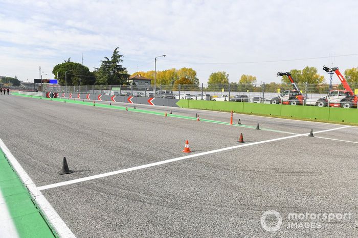 Conos en curvas del circuito de Imola