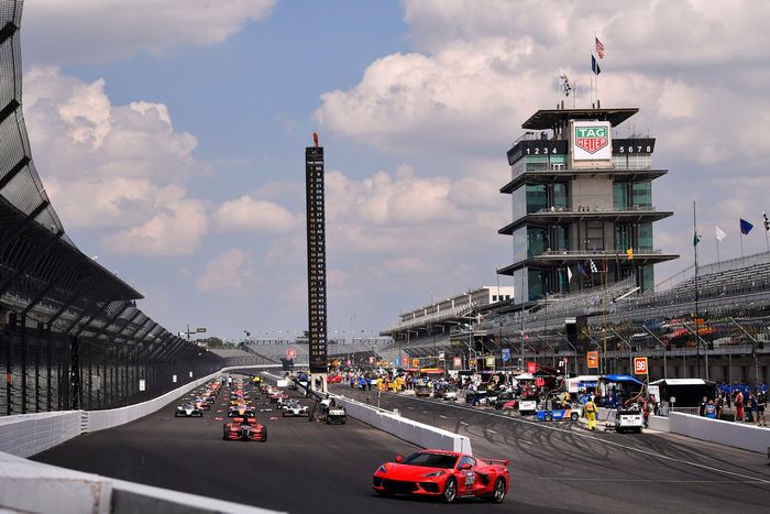 El pace car espera delante de la parrilla antes de la salida 