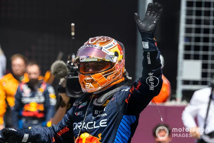 Max Verstappen, Red Bull Racing, 1ª posición, saluda desde el Parc Ferme tras el Sprint