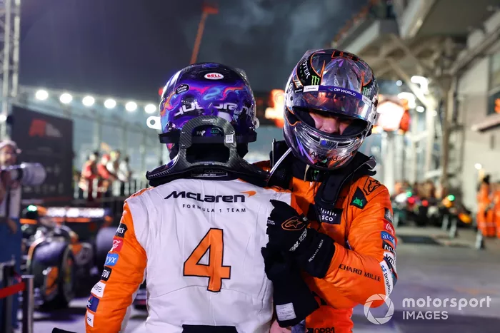 Lando Norris, McLaren F1 Team, 1ª posición, y Oscar Piastri, McLaren F1 Team, 3ª posición, se felicitan mutuamente en Parc Ferme.