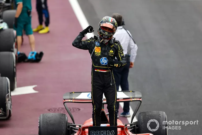 Charles Leclerc, Scuderia Ferrari, 1ª posición, celebra en Parc Ferme 