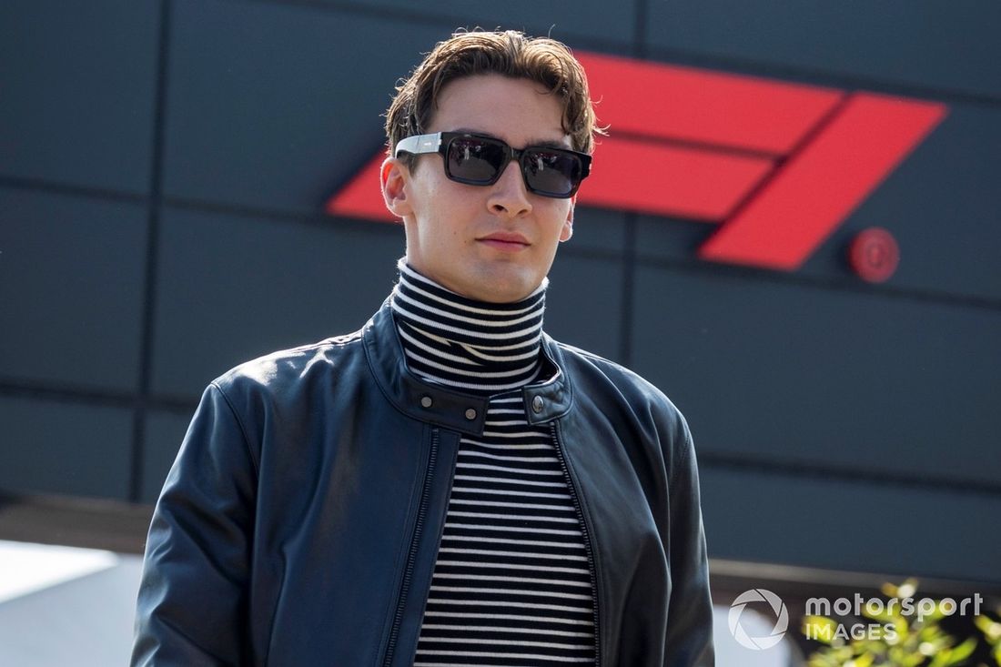George Russell, da Mercedes-AMG F1 Team, no paddock