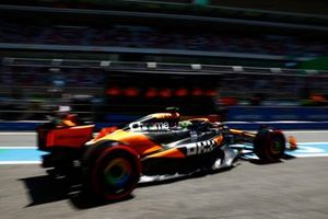 Lando Norris, McLaren MCL38, en boxes 