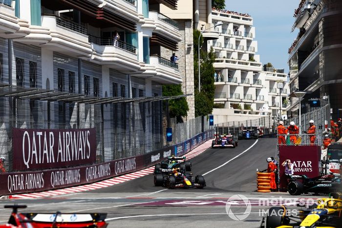 Max Verstappen, Red Bull Racing RB20, Lewis Hamilton, Mercedes F1 W15, Yuki Tsunoda, RB F1 Team VCARB 01, en la primera vuelta.