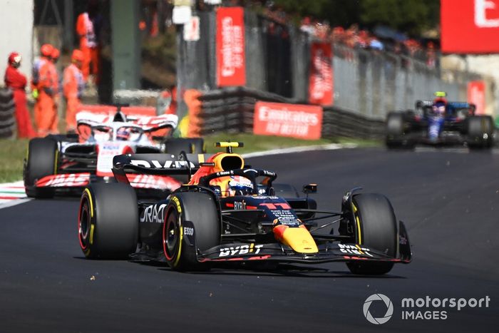 Sergio Pérez, Red Bull Racing RB18, Kevin Magnussen, Haas VF-22