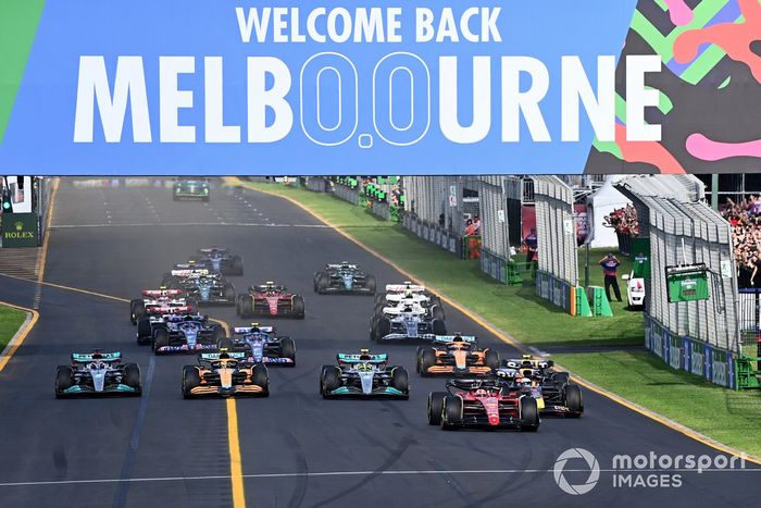 Charles Leclerc, Ferrari F1-75, Max Verstappen, Red Bull Racing RB18, Sergio Pérez, Red Bull Racing RB18, Lewis Hamilton, Mercedes W13, Lando Norris, McLaren MCL36, George Russell, Mercedes W13 al inicio