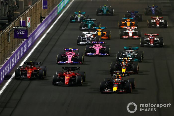 Arrancada Sergio Pérez, Red Bull Racing RB18, Charles Leclerc, Ferrari F1-75, Max Verstappen, Red Bull Racing RB18, Carlos Sainz Jr.