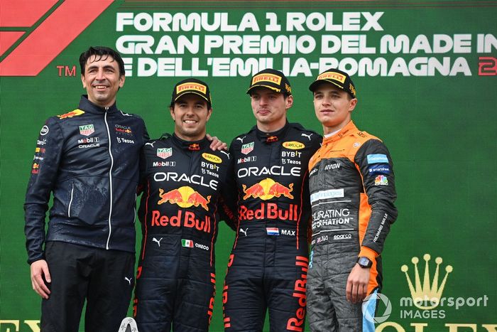 Podio: segundo lugar Sergio Pérez, Red Bull Racing, ganador Max Verstappen, Red Bull Racing, tercer lugar, Lando Norris, McLaren