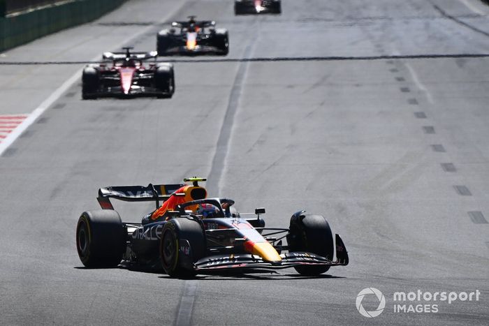 Sergio Pérez, Red Bull Racing RB18, Charles Leclerc, Ferrari F1-75
