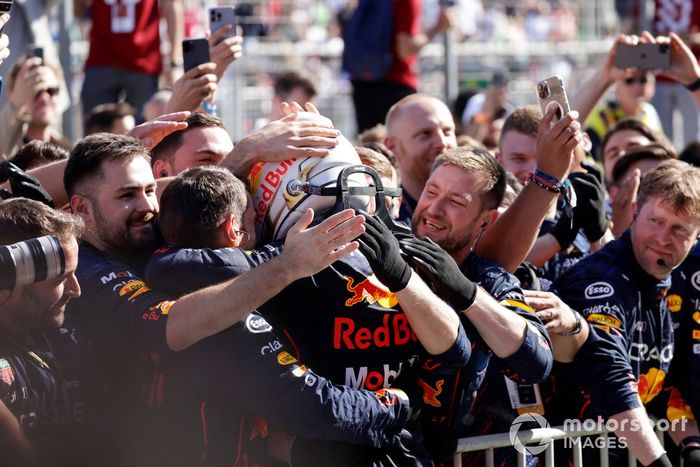 Max Verstappen, Red Bull Racing, 1ª posición, celebra con su equipo en el Parc Ferme