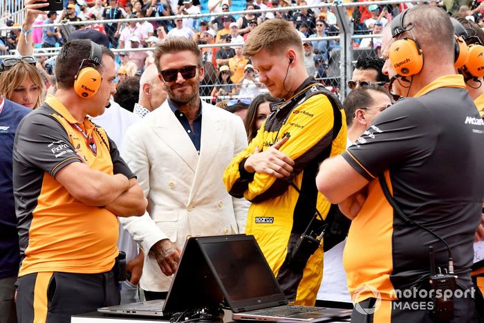 David Beckham en la parrilla con el equipo McLaren