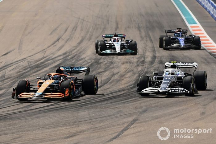 Daniel Ricciardo, McLaren MCL36, Yuki Tsunoda, AlphaTauri AT03, George Russell, Mercedes W13
