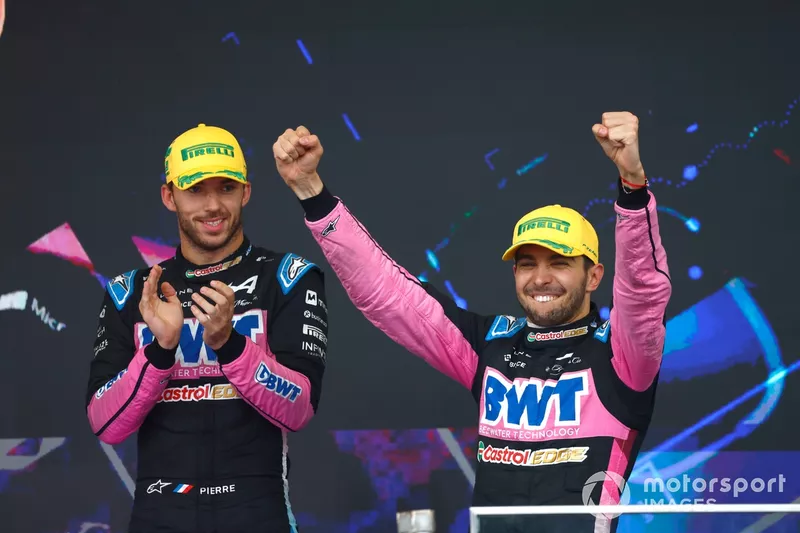 Esteban Ocon, Alpine F1 Team, 2ème position, Pierre Gasly, Alpine F1 Team, 3ème position, célèbrent sur le podium 