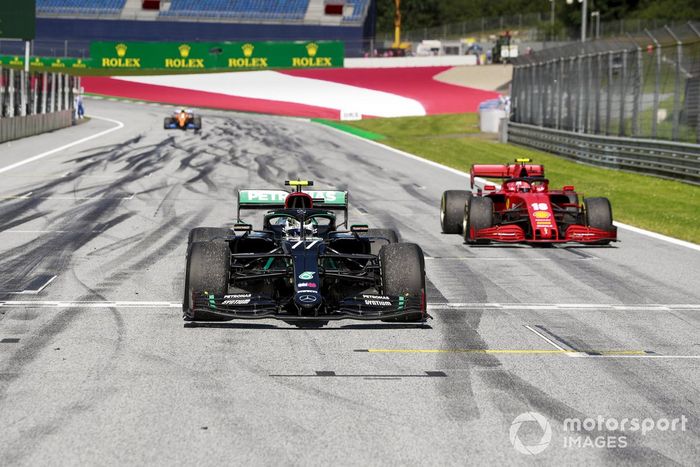 Ganador Valtteri Bottas, Mercedes-AMG Petronas F1 y el segundo lugar Charles Leclerc, Ferrari SF1000 en parc ferme