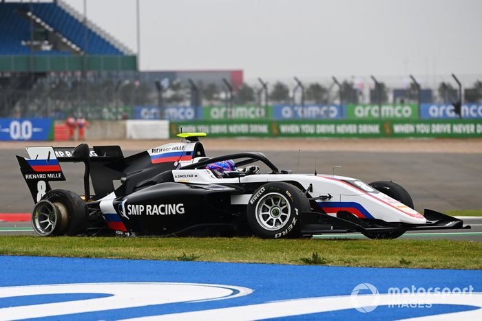 Alexander Smolyar, ART Grand Prix con un pinchazo