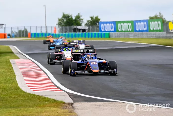 Clement Novalak, Carlin, precede David Schumacher, Charouz Racing System