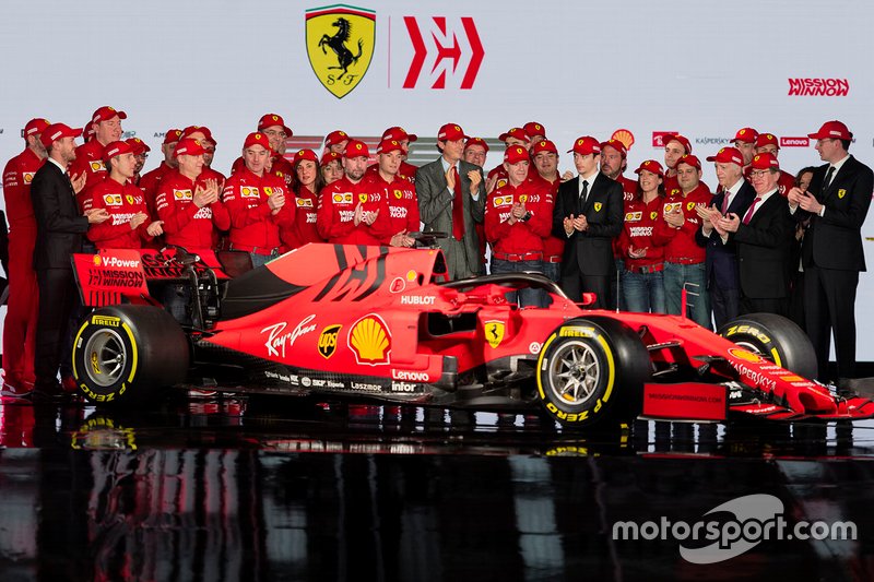 Charles Leclerc, Ferrari, Sebastian Vettel, Ferrari con i membri del team Ferrari