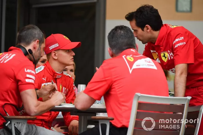 Mick Schumacher, Ferrari, se sienta con el equipo de Ferrari en el almuerzo