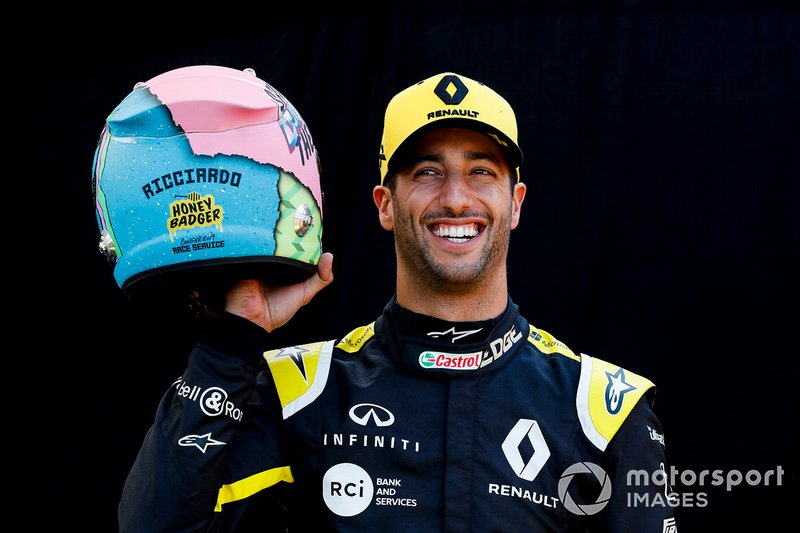 Daniel Ricciardo, Renault F1 Team, con il suo casco