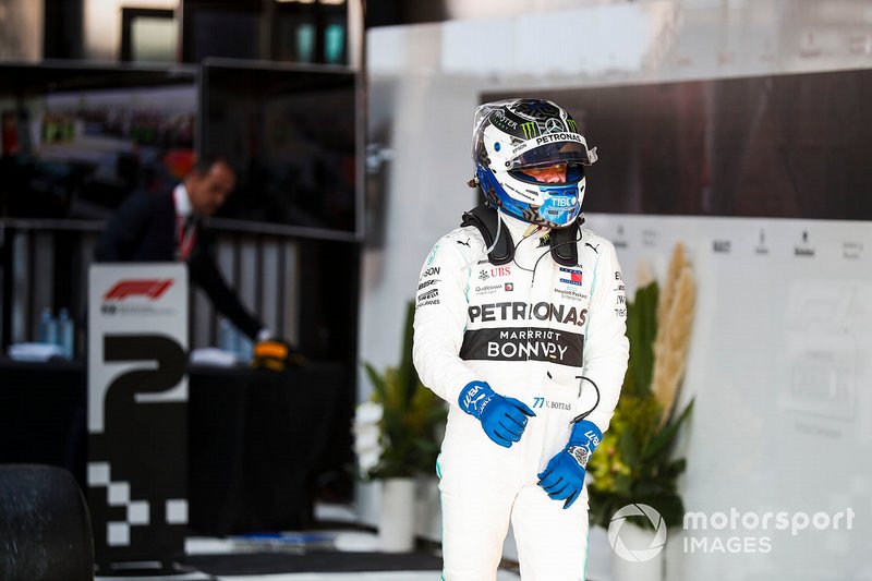 Valtteri Bottas, Mercedes AMG F1, vincitore, si allontana dalla monoposto dopo la gara