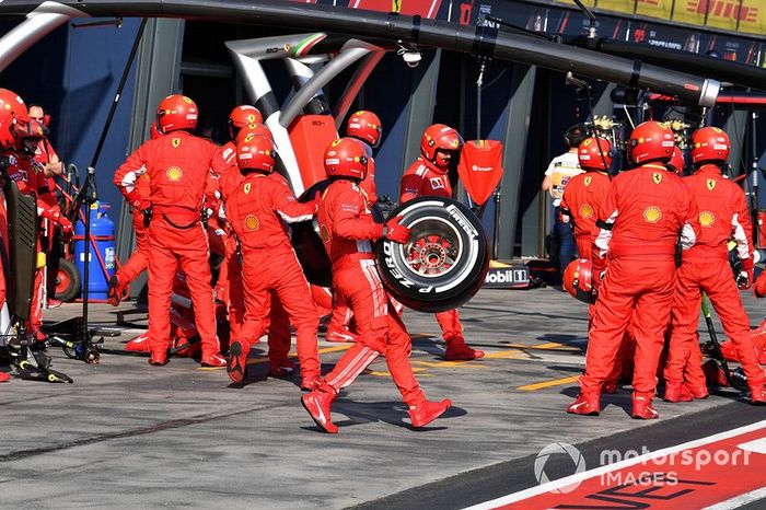 El equipo Ferrari se prepara para un pitstop