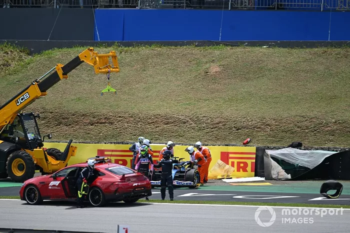 Los comisarios asisten a Esteban Ocon, Alpine A523, tras un choque con Fernando Alonso, Aston Martin AMR23, en el Shootout 1