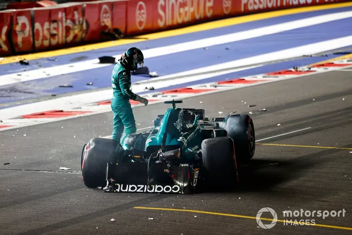 Lance Stroll, Aston Martin AMR23, sort de sa voiture lourdement endommagée après un accident à la fin de la Q1.