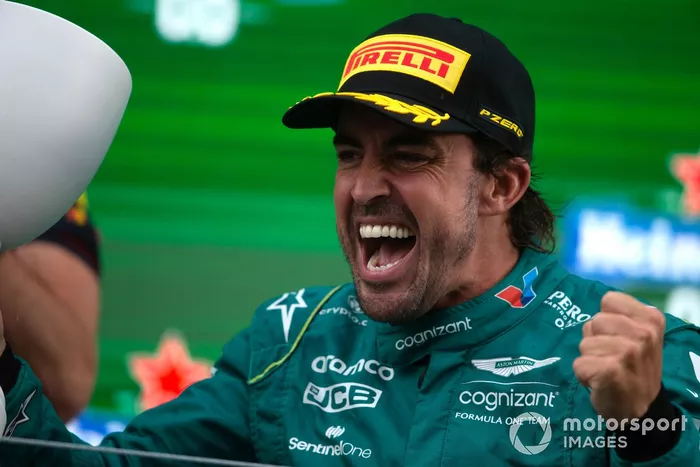 Fernando Alonso, Aston Martin F1 Team, 2ª posición, con su trofeo