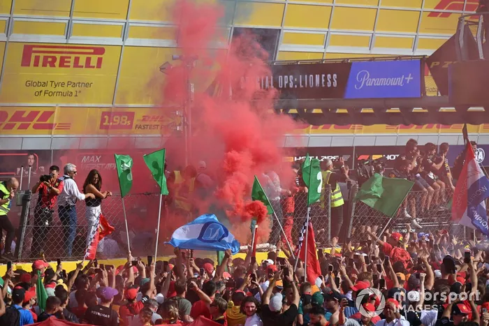 Bengala de humo entre la multitud en la ceremonia del podio