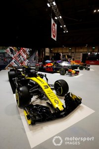 Un Renault R.S.19 en el stand de F1 Racing