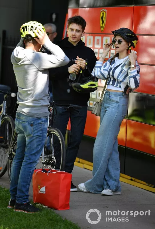 Charles Leclerc, Ferrari, con su novia Charlotte Sine