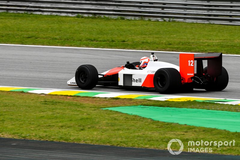 Martin Brundle conduce el McLaren MP4/4