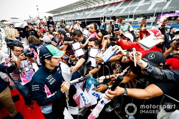 Sergio Pérez, Racing Point firma un autógrafo para un fan