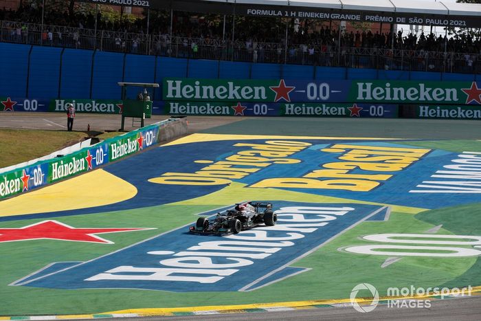 Ganador Lewis Hamilton, Mercedes W12, camino a Parc Ferme