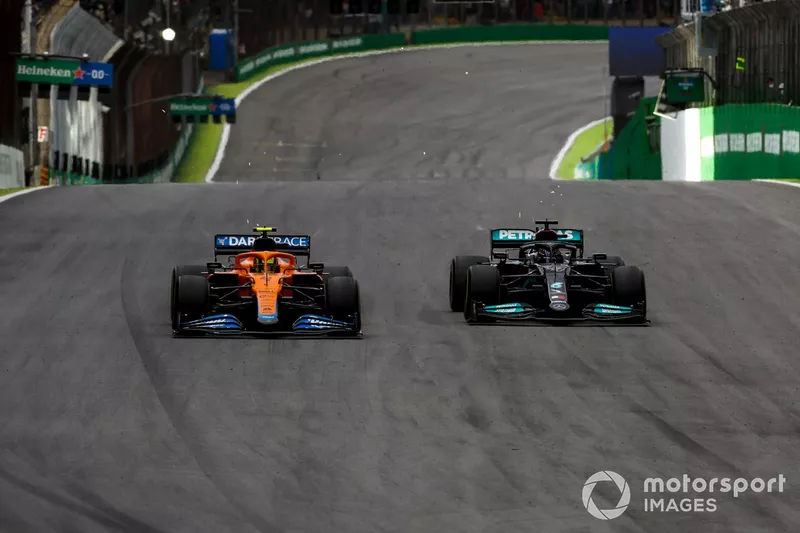 Lando Norris, McLaren MCL35M, e Lewis Hamilton, Mercedes W12