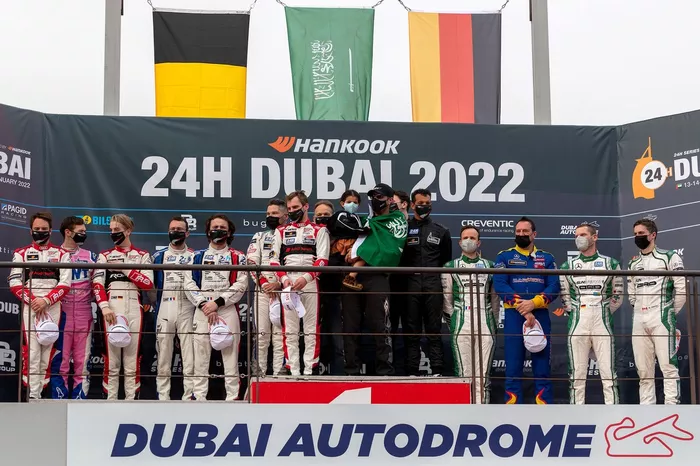 منصة التتويج: الفائز بالسباق رقم 7 ام اس 7 دبليو ار تي أودي: توماس نيوباور، كريستوفر مايز، دريز فانتور، محمد سعود فهد آل سعود، المركز الثاني: رقم 31 دبليو ار تي أودي: بنجامين غويث، أرنولد روبن، ماكسيم روبن، جان-بابتيست سيميناور، فريدريك فيرفيش، المركز الثالث رقم 75 سن انرجي اس بي اس برفورمانس مرسيدس: كيني هابول، ميكايل غرينير، مارو إنغل، جولز غونون