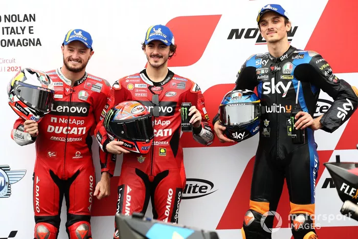 Ganador de la pole Francesco Bagnaia, del equipo Ducati, el segundo lugar Jack Miller, del equipo Ducati, el tercer lugar Luca Marini, del Esponsorama Racing