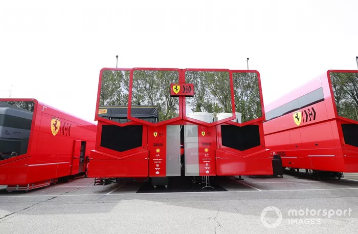 El motorhome de Ferrari en el paddock