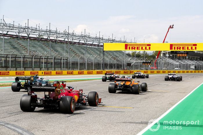 Nikita Mazepin, Haas VF-21, Mick Schumacher, Haas VF-21, Kimi Raikkonen, Alfa Romeo Racing C41, Lando Norris, McLaren MCL35M, Sebastian Vettel, Aston Martin AMR21, y Charles Leclerc, Ferrari SF21