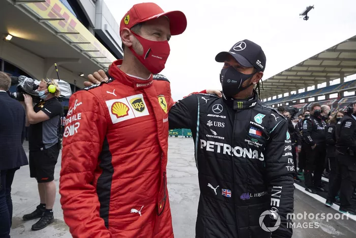 Sebastian Vettel, Ferrari, y Lewis Hamilton, Mercedes-AMG F1